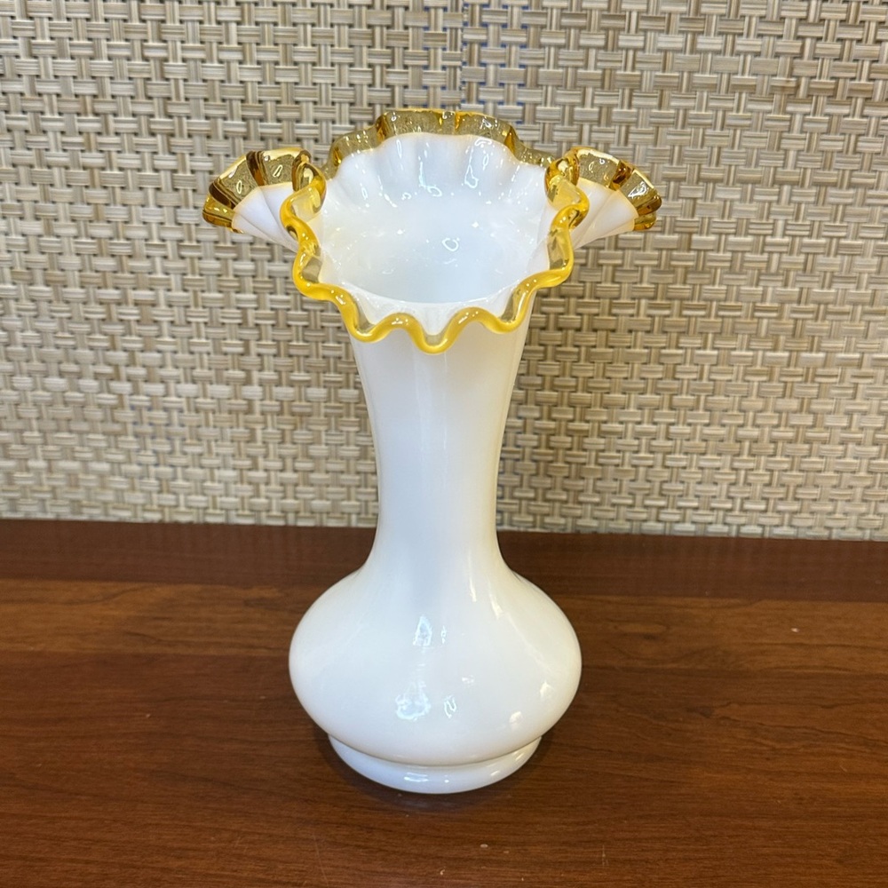 🌟HP🌟VTG 1943-44 Fenton 8.25" Gold Crest Milk Glass Ruffle Vase